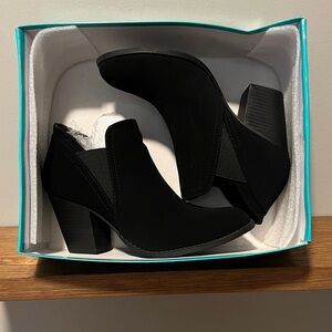 New Women’s 7.5 Black Ankle Booties